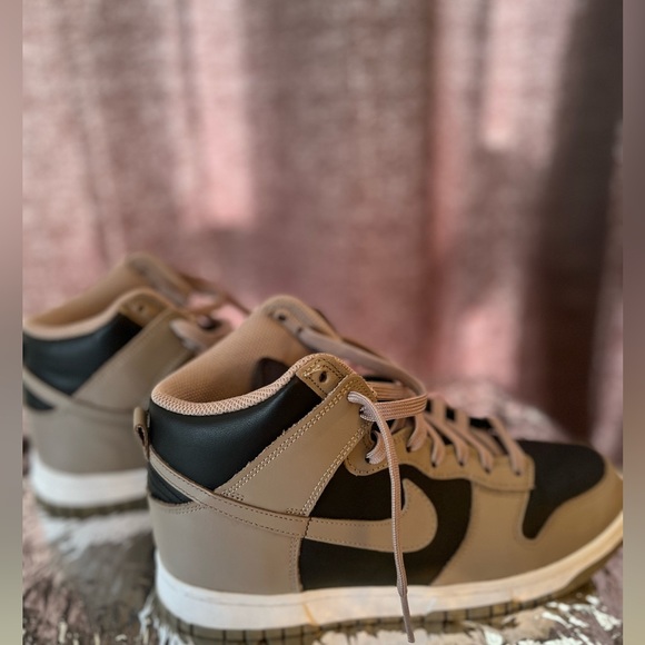 Pre loved Women’s Nike Dunk High Black, Grey and White Sneakers in Size 8 1/2 US - Picture 5 of 10